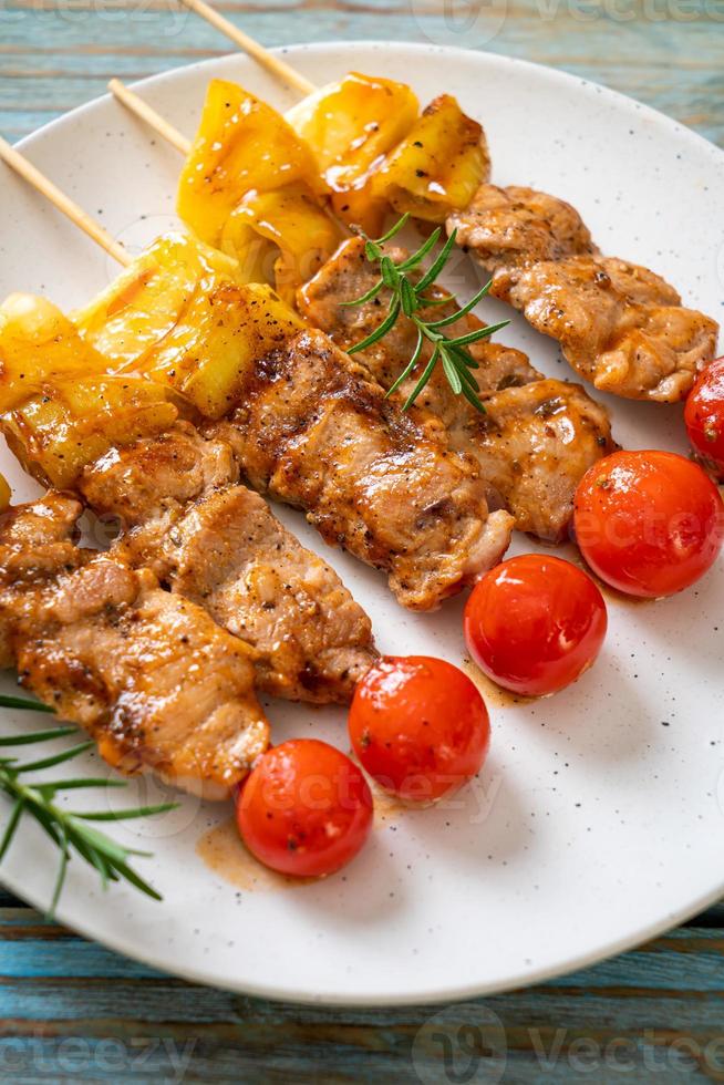 brocheta de cerdo a la parrilla foto