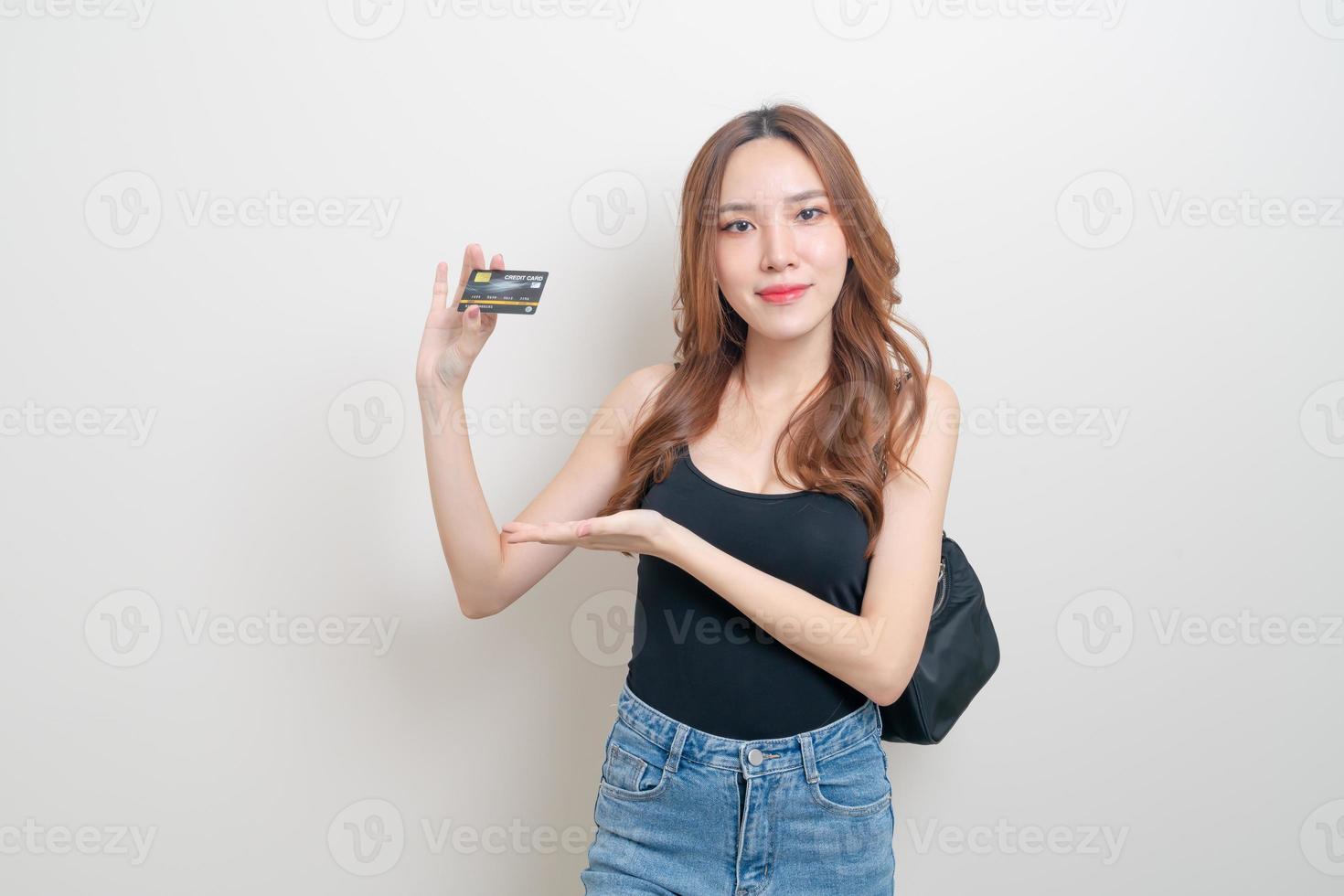 retrato, hermoso, mujer asiática, tenencia, tarjeta de crédito foto