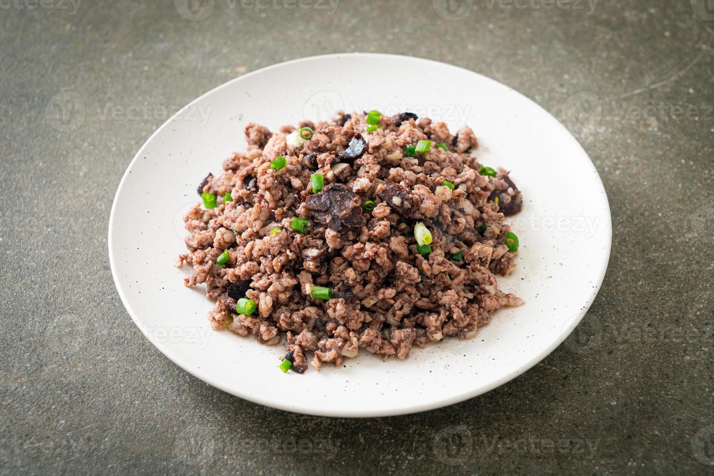 aceitunas chinas salteadas con carne de cerdo picada foto