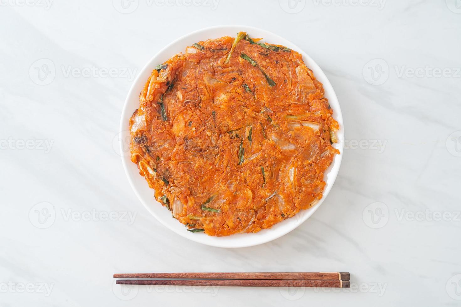 panqueque de kimchi coreano o kimchijeon foto