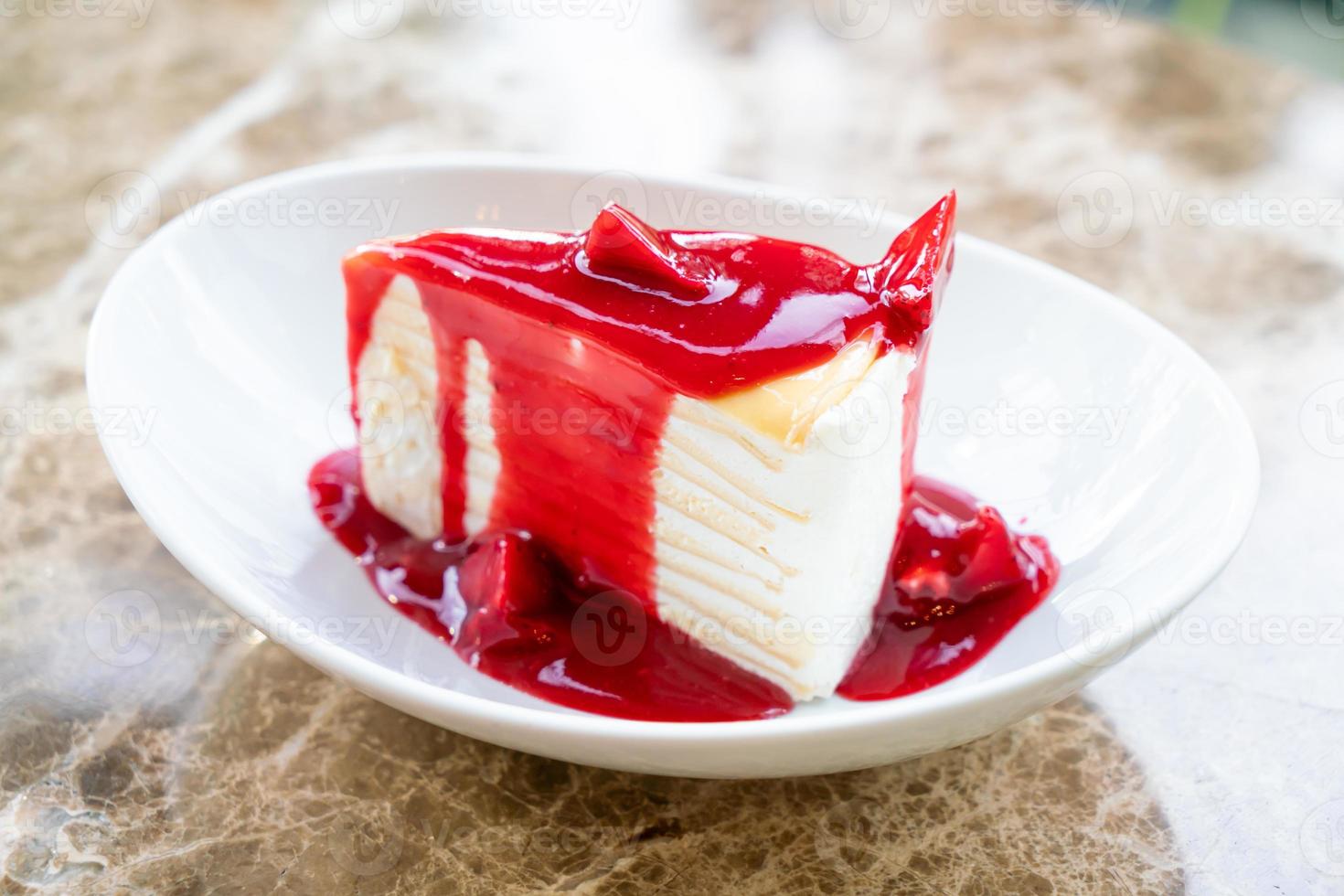 pastel de crepe de vainilla con salsa de frambuesa y fresa foto