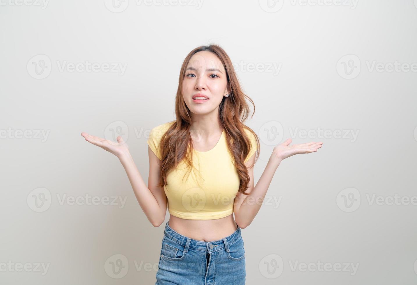 Retrato de una bella mujer enojada, estresada, preocupada o quejándose foto