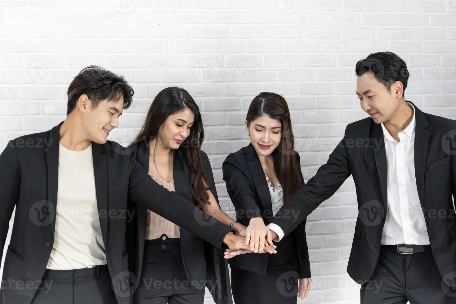 trabajo en equipo amistad grupo lluvia de ideas unión. diversidad socio comercial personas trabajo en equipo tomados de la mano juntos poder del equipo de etiquetas. felices colegas sonrientes con etiquetas de nombre apilando las manos. foto