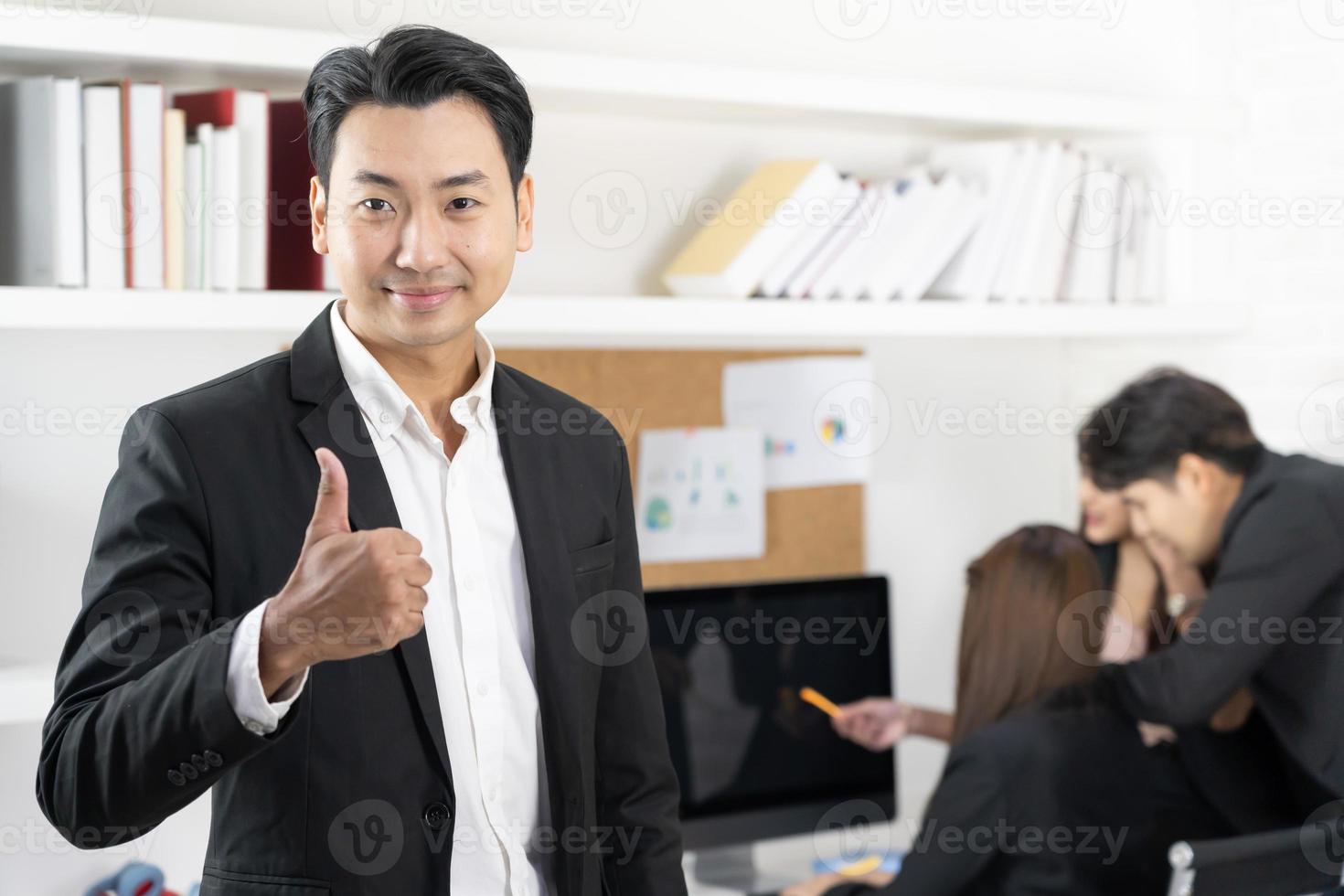 hombre de negocios que muestra triunfos con un excelente trabajo. el éxito del hombre de negocios y muestra triunfo. fondo de la oficina. foto