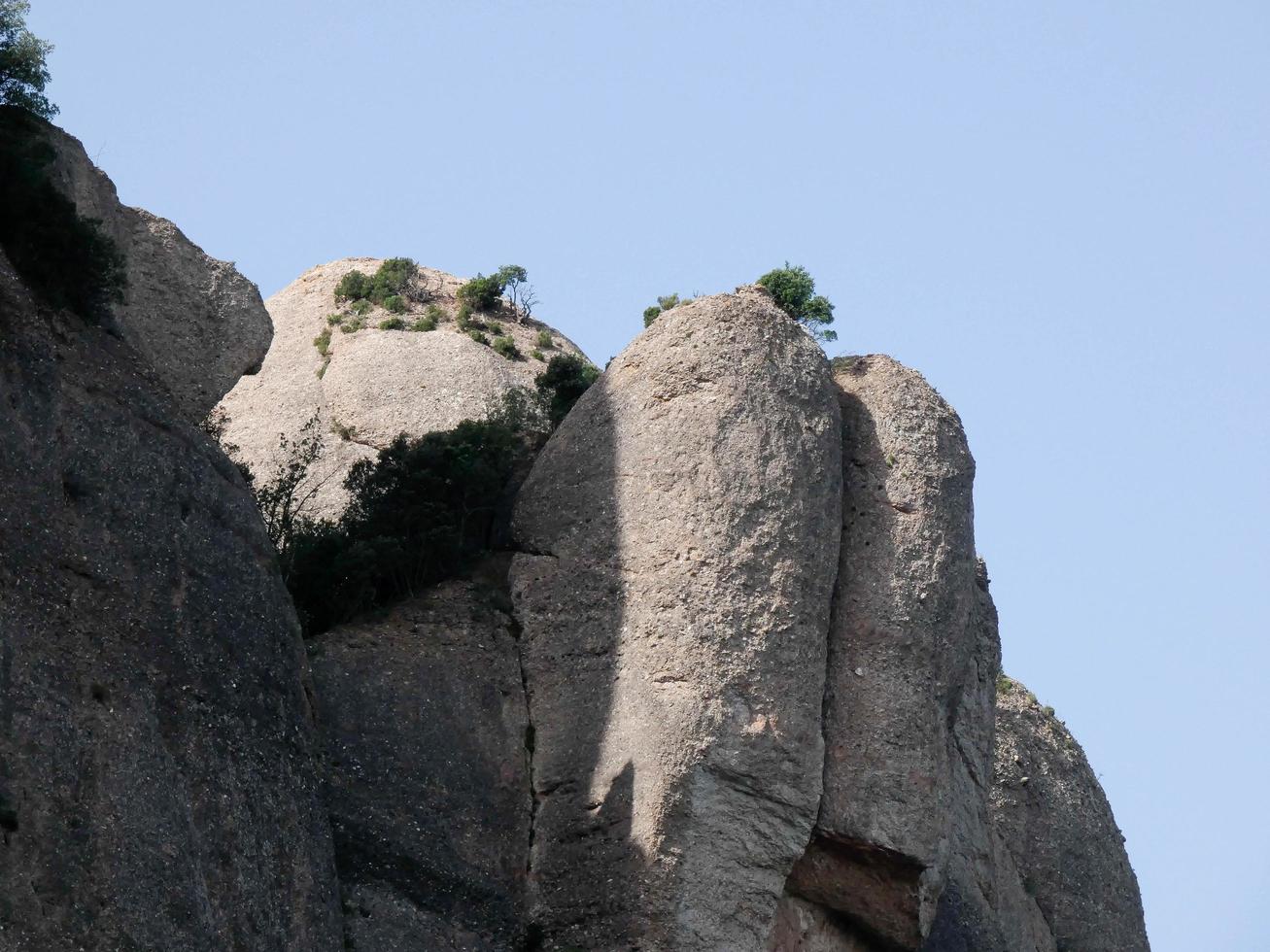 rocas de la montaña de montserrat al norte de la ciudad de barcelona foto