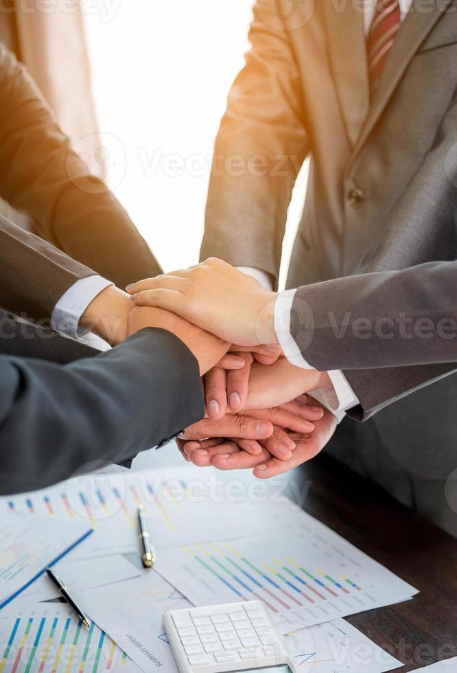 primer plano de personas de negocios de éxito de mano de grupo persona trabajando juntos en la oficina. diversidad de empresarios y empresarias que asisten a reuniones corporativas. concepto de amistad, cooperación corporativa. foto