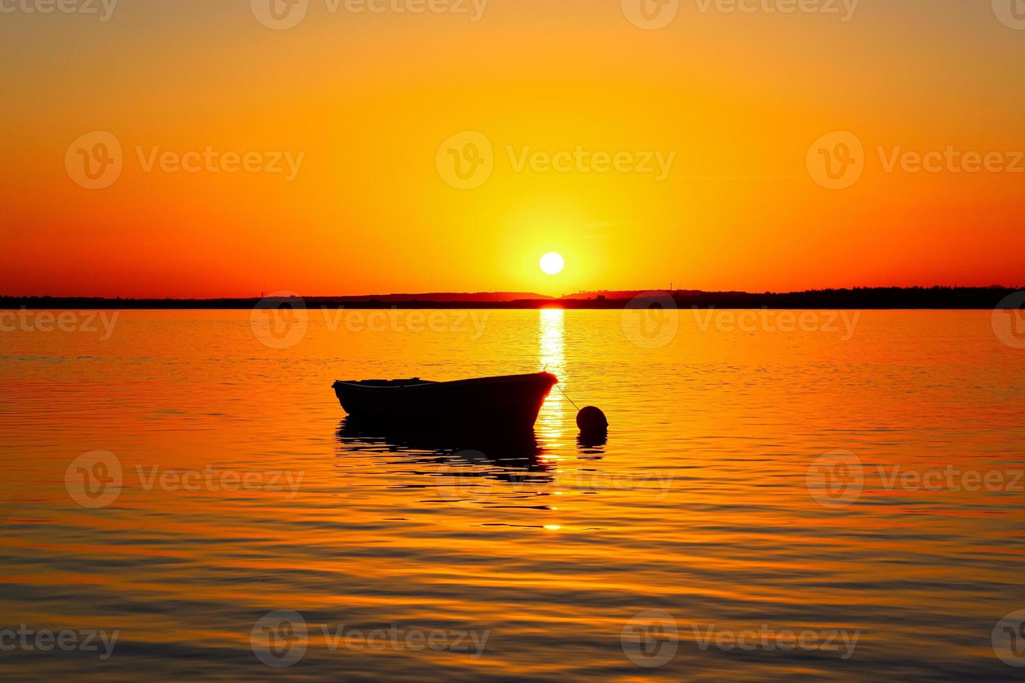 barco en el mar con hermosa puesta de sol foto