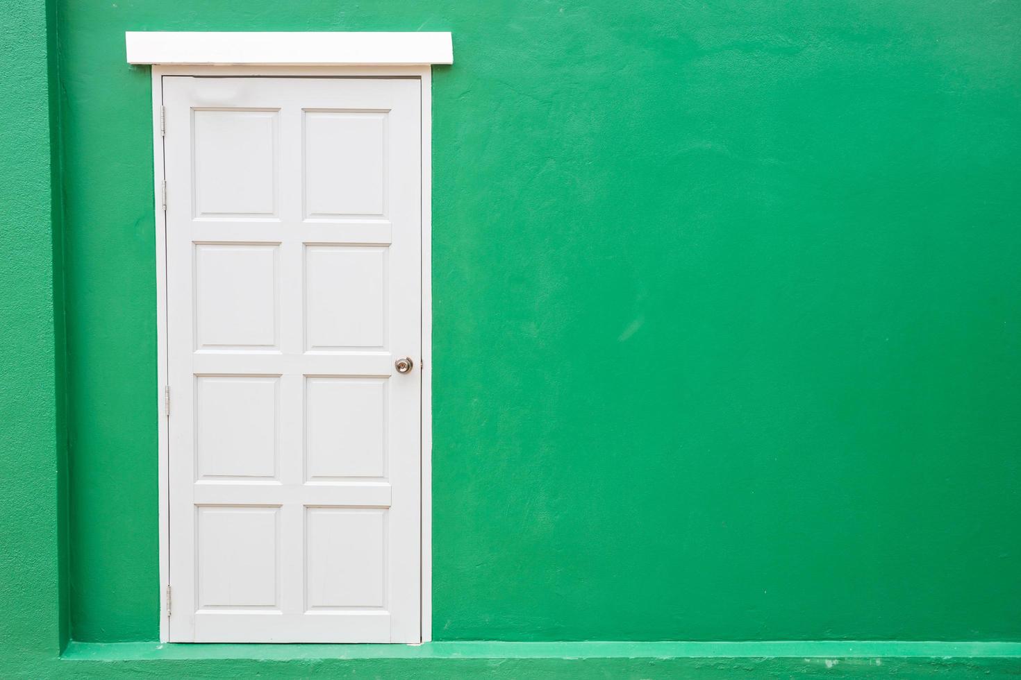 vintage clásico de la puerta blanca en el fondo de la pared de color verde foto