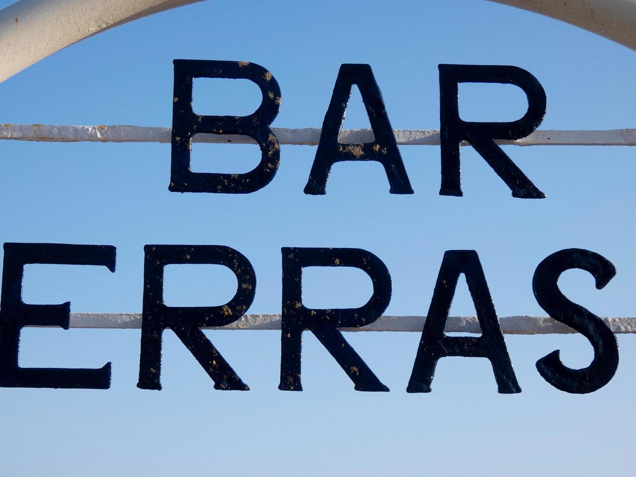 letrero de bar, terraza en la puerta de un bar en la playa foto