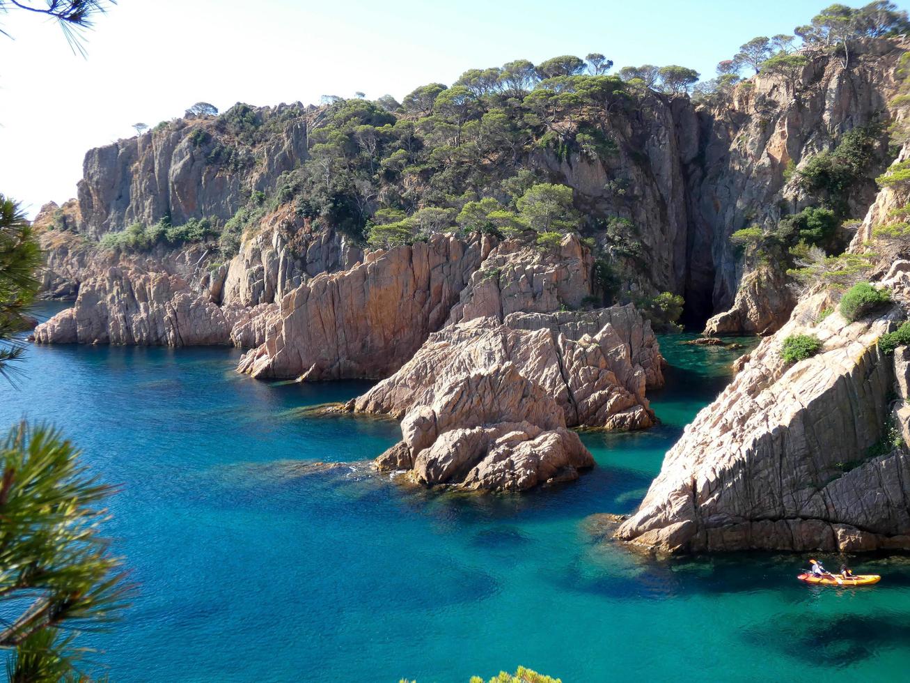 rocas y acantilados con cielo azul y mar turquesa foto