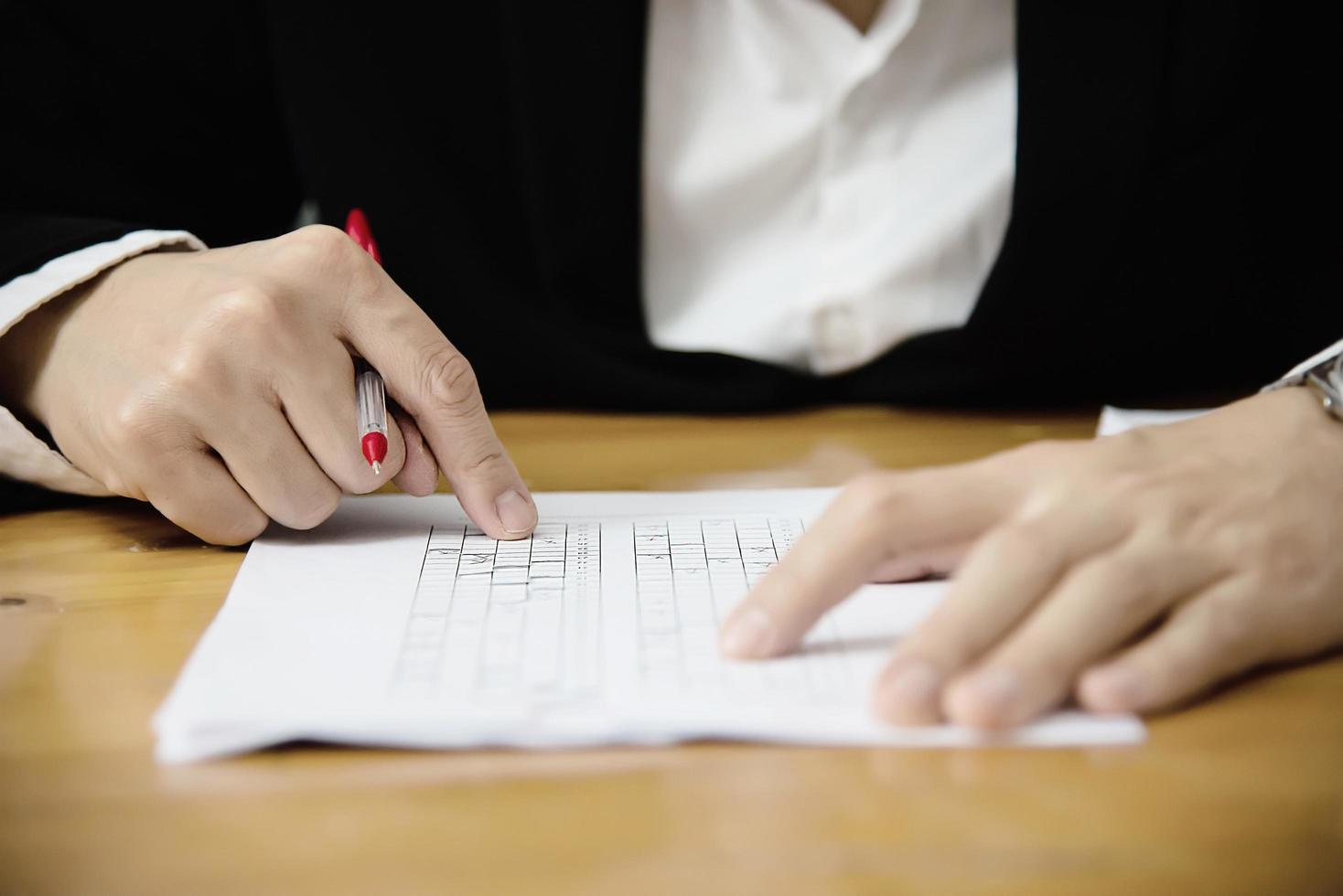 Instructor revisando el examen de la hoja de respuestas de opciones múltiples: personas de educación que trabajan con el concepto de prueba en papel foto