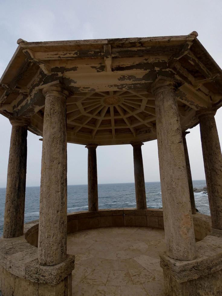 rotonda clásica de piedra con fondo marino ubicada en la costa brava catalana, españa. foto