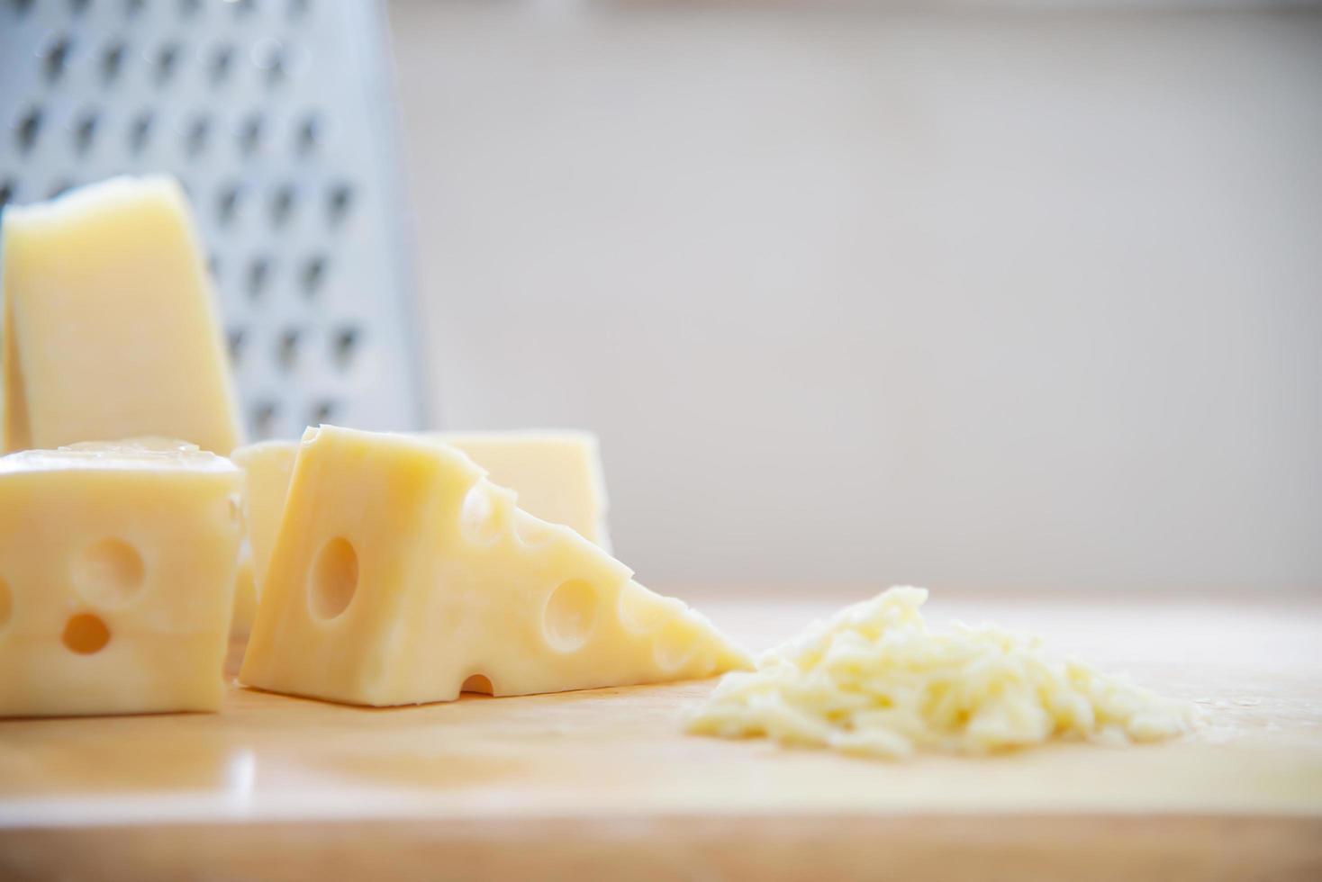 hermosos quesos en la cocina - concepto de preparación de comida de queso foto