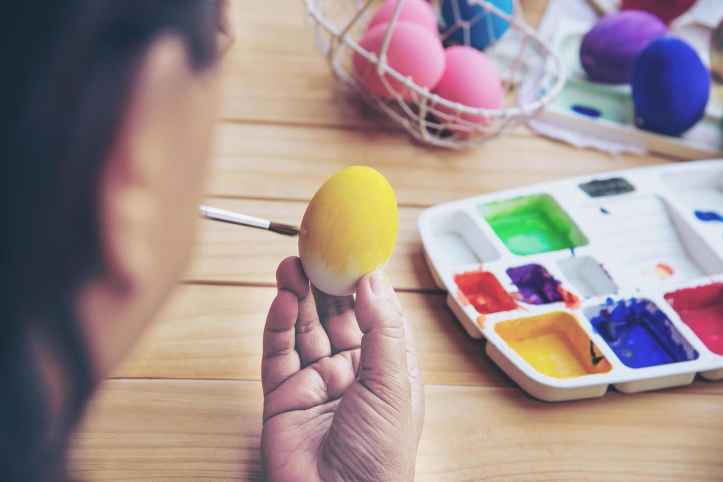 gente pintando coloridos huevos de pascua - concepto de fiesta nacional de celebración de personas foto