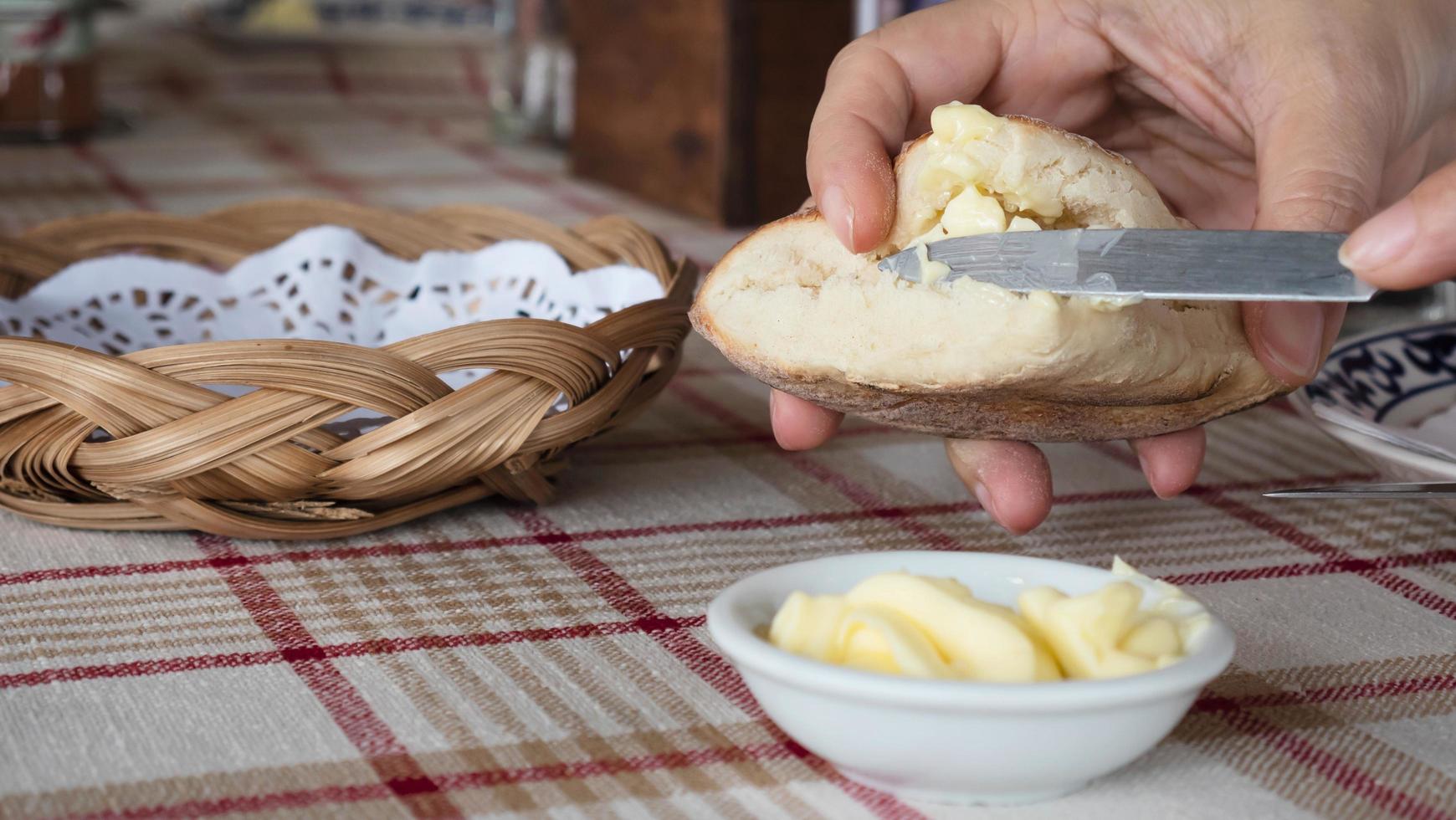 hombre comiendo pan con aperitivo de mantequilla - gente con aperitivo de pan servido antes del concepto del plato principal foto