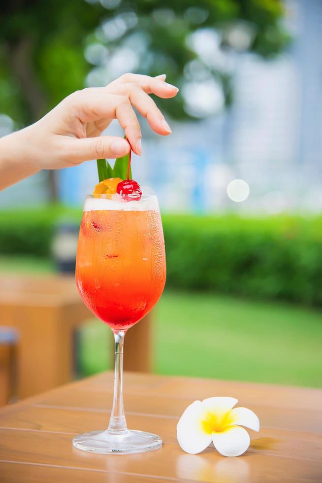 nombre de la receta del cóctel mai tai o mai thai en todo el mundo el cóctel favorito incluye ron, jugo de lima, jarabe de horchata y licor de naranja - bebida de alcohol dulce con flores en el jardín, concepto de vacaciones relajantes foto