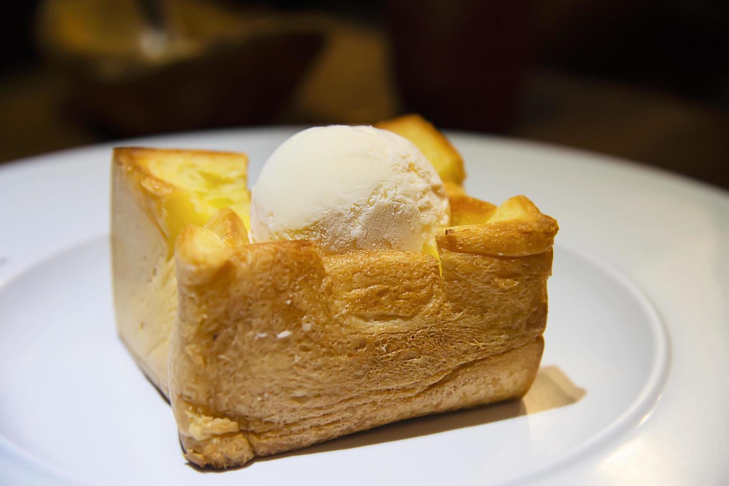 receta de helado en pan tostado - menú dulce de postre tostado para uso de fondo foto