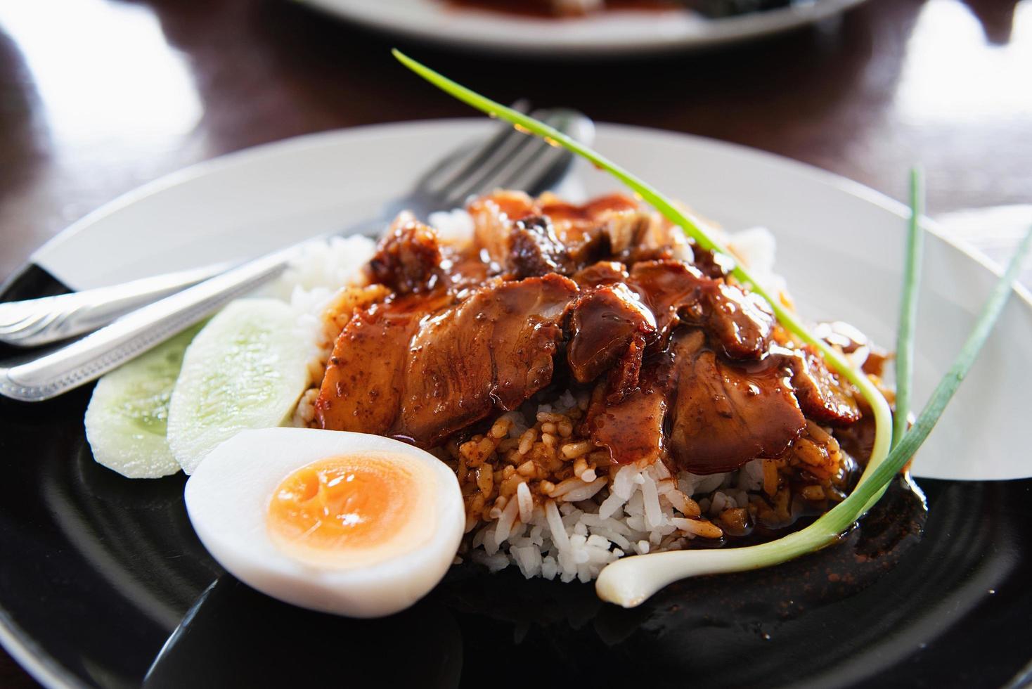 cerdo rojo y arroz - famosa receta de comida tailandesa foto
