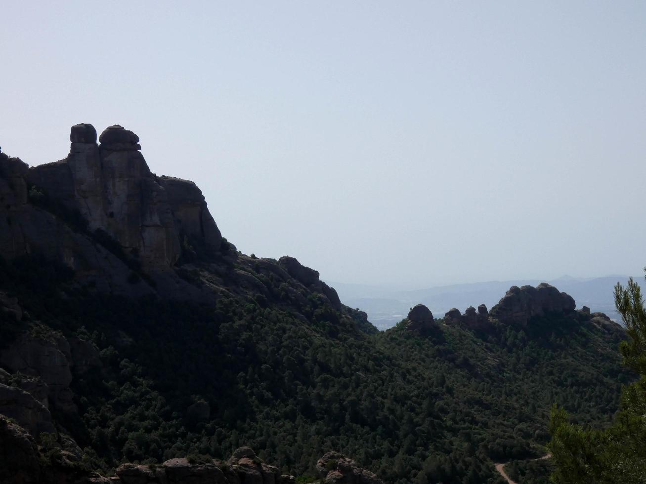 perfil de las montañas de montserrat, al norte de la ciudad de barcelona. foto