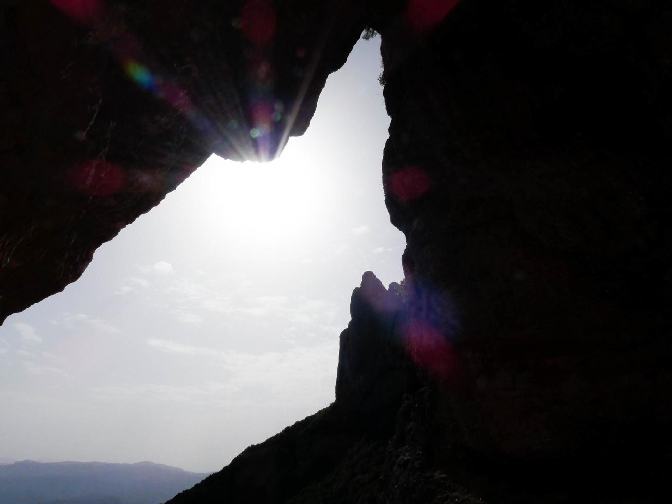 vistas de la montaña de montserrat al norte de la ciudad de barcelona. foto