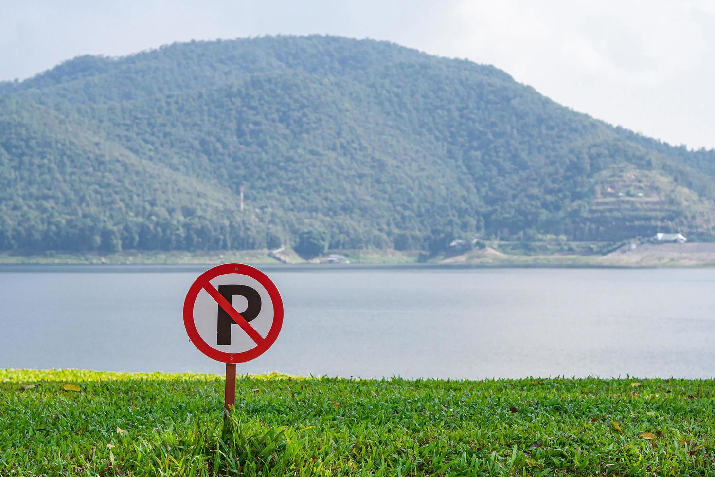 no hay señal de estacionamiento con fondo de montañas en la presa mae ngat y el embalse es parte del parque nacional sri lanna, chiang mai, tailandia foto