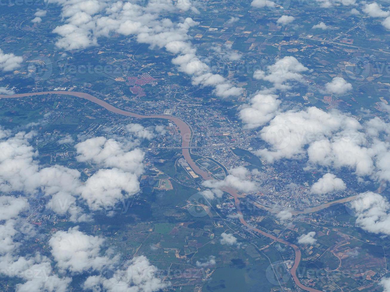 vista aérea del paisaje nublado visto a través de la ventana del avión foto