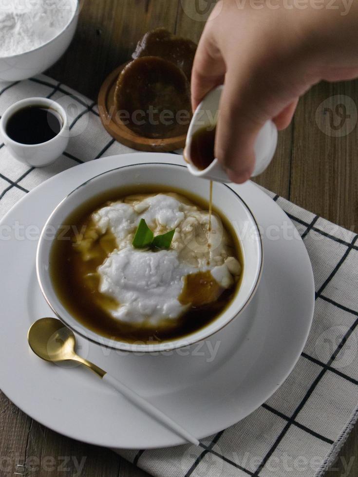 papilla de tuétano de comida indonesia con azúcar en el plato foto