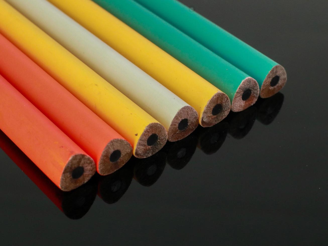 vista cercana de coloridos lápices de carbono nuevos aislados foto