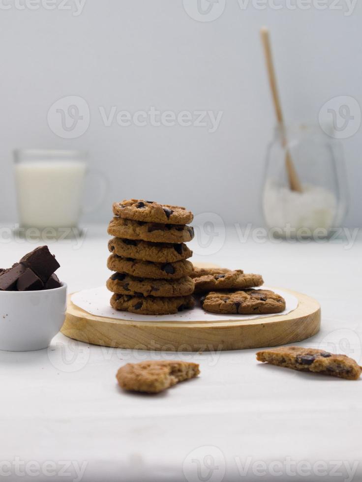 primer plano de un grupo de galletas variadas. chispas de chocolate foto