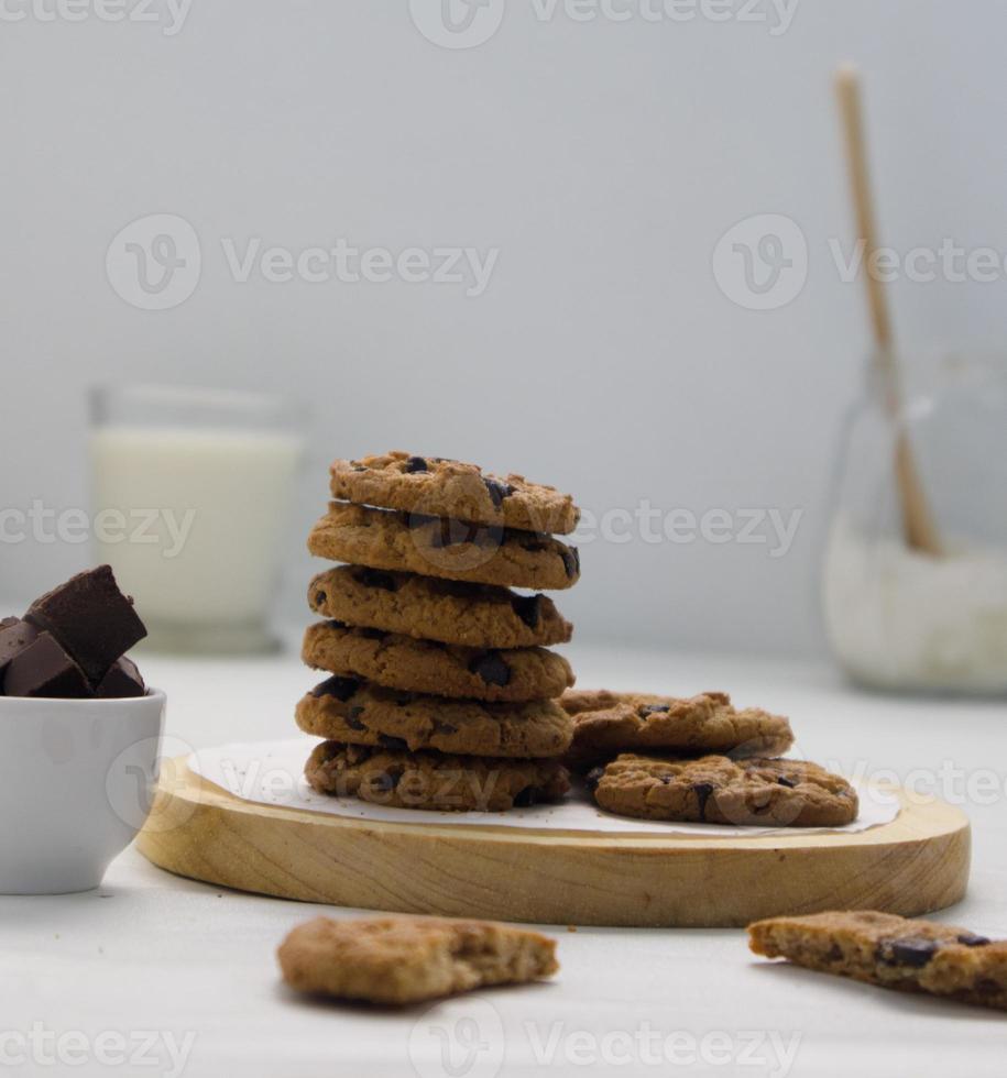 primer plano de un grupo de galletas variadas. chispas de chocolate foto