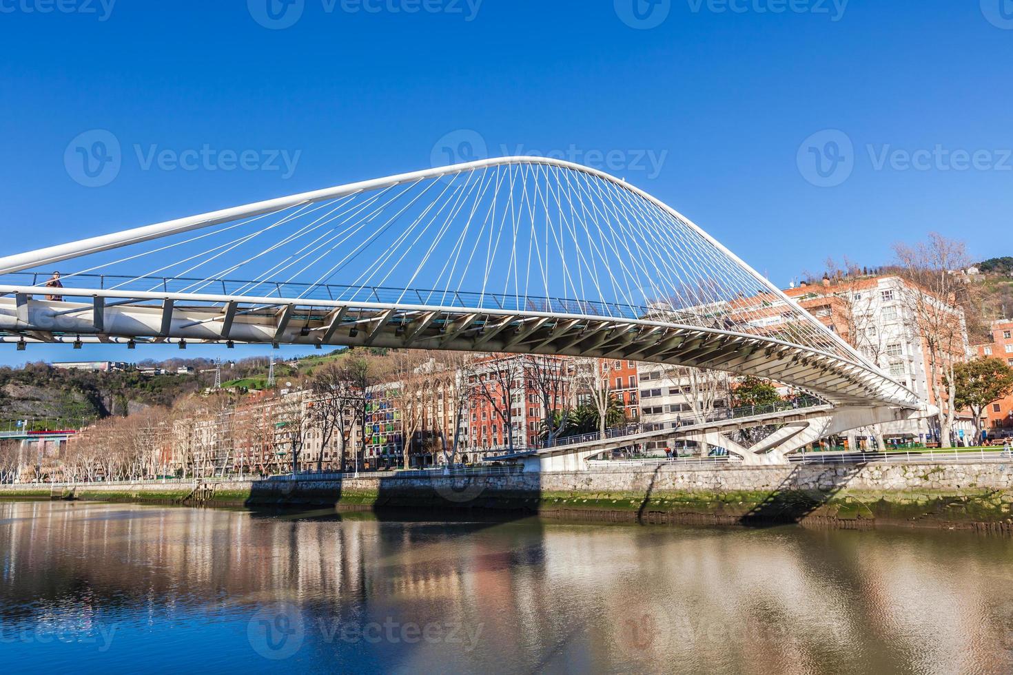 zubizuri, el puente de campo volantin, bilbao, españa foto