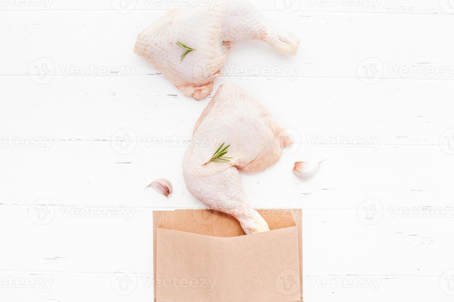 muslos de pollo crudo fresco con hierbas. concepto de cocina foto
