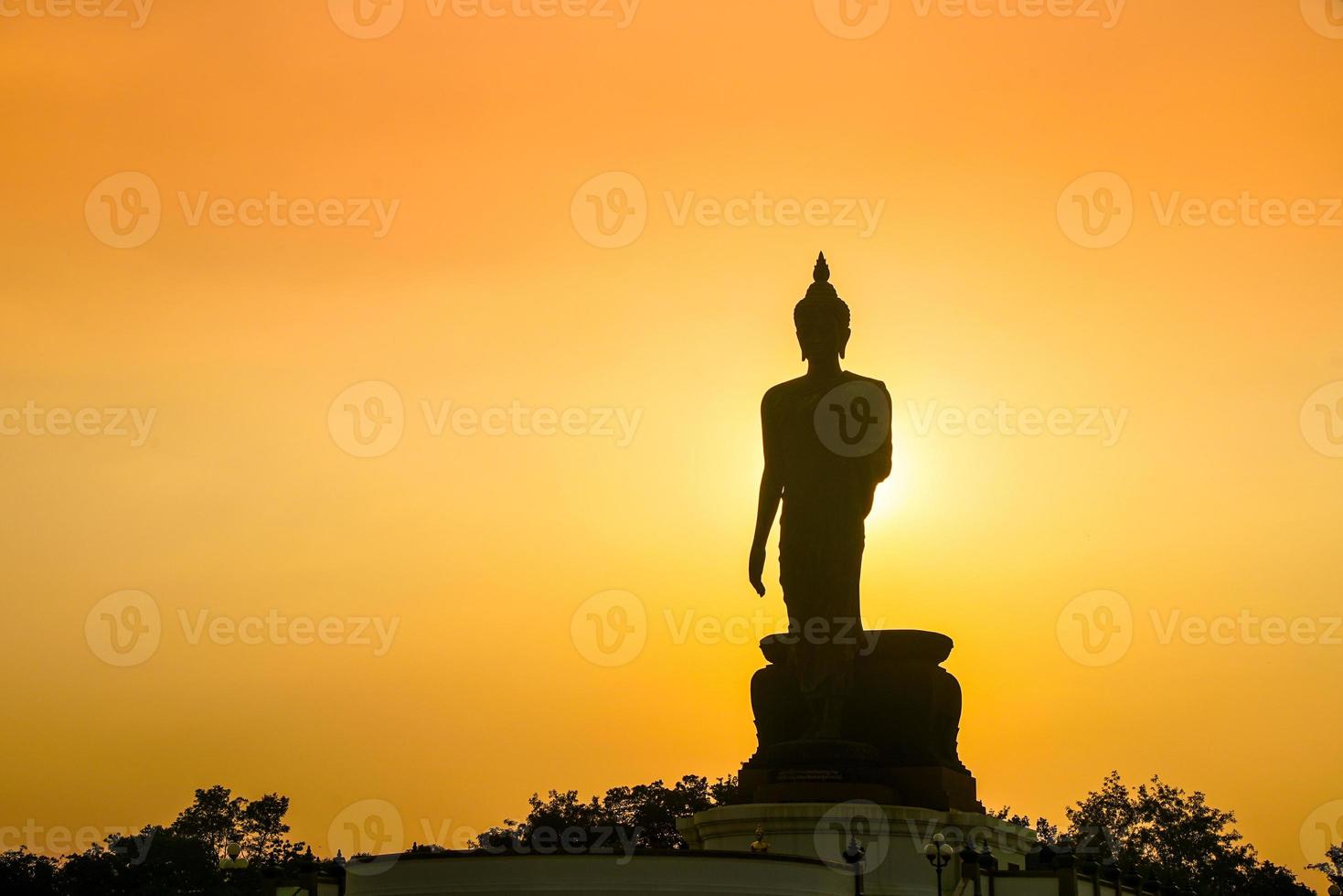 15,87 m, o 52 pies, estatua alta de buda en phutthamonthon, bangkok, tailandia foto