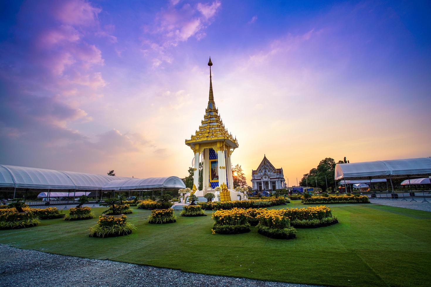 Bangkok, Tailandia - 31 de octubre de 2017 - réplica del crematorio real para el funeral real de su majestad el rey bhumibol adulyadej en phutthamonthon foto