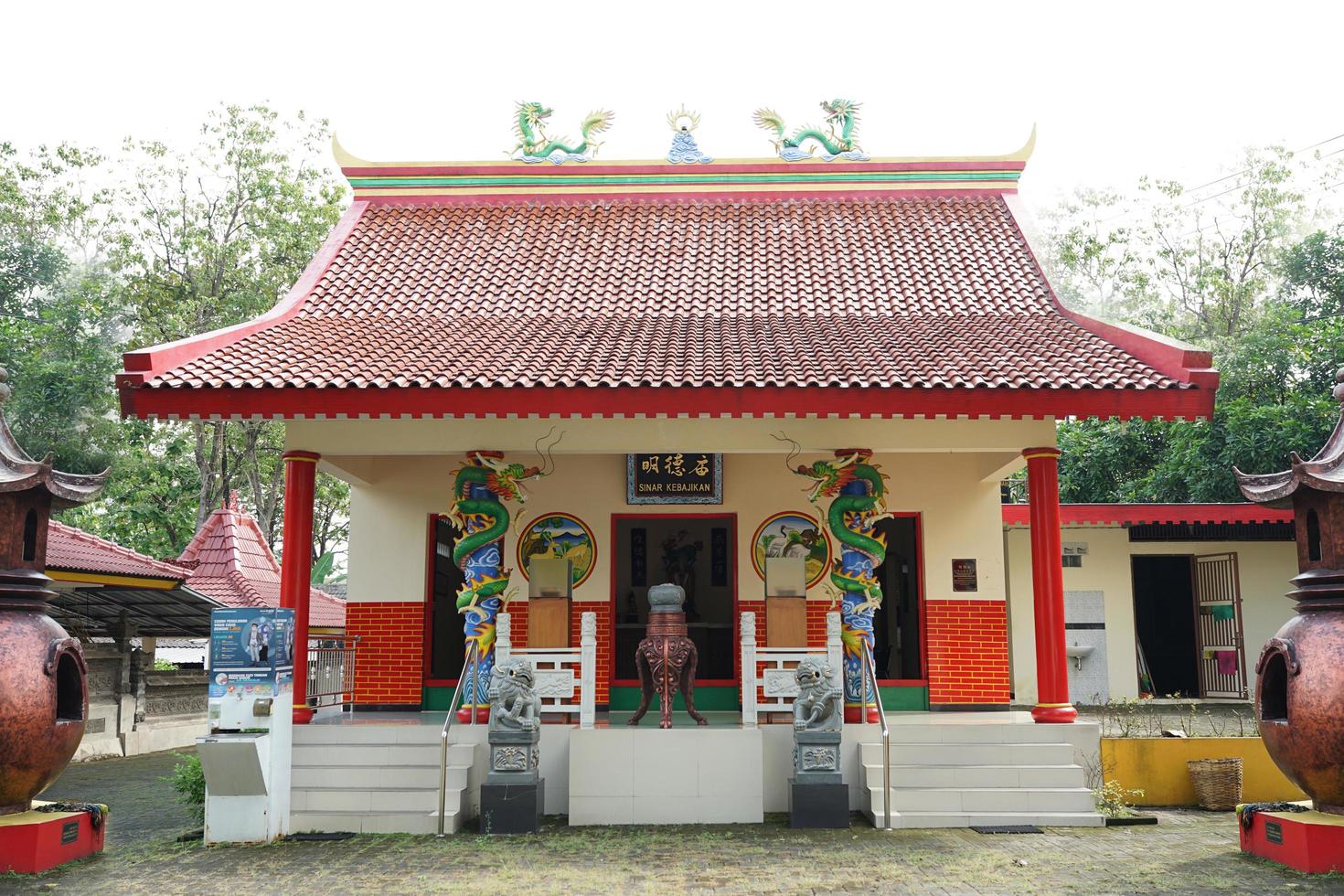 Compuesto Esperar algo Previsión solo, indonesia, 2022 - edificios de culto, pagodas con colores brillantes  y tallas chinas 10209405 Foto de stock en Vecteezy