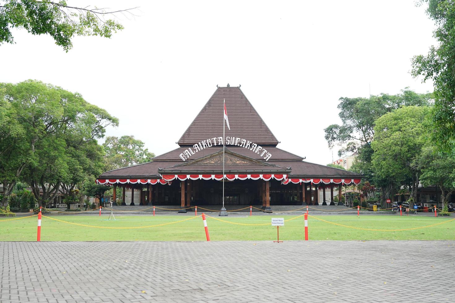 solo, indonesia, 2022 - oficina de alcaldes solo, centro de la ciudad como símbolo de la plaza del pueblo foto