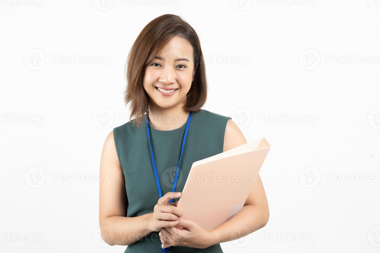 retrato de una joven mujer de negocios asiática con un fondo aislado blanco foto