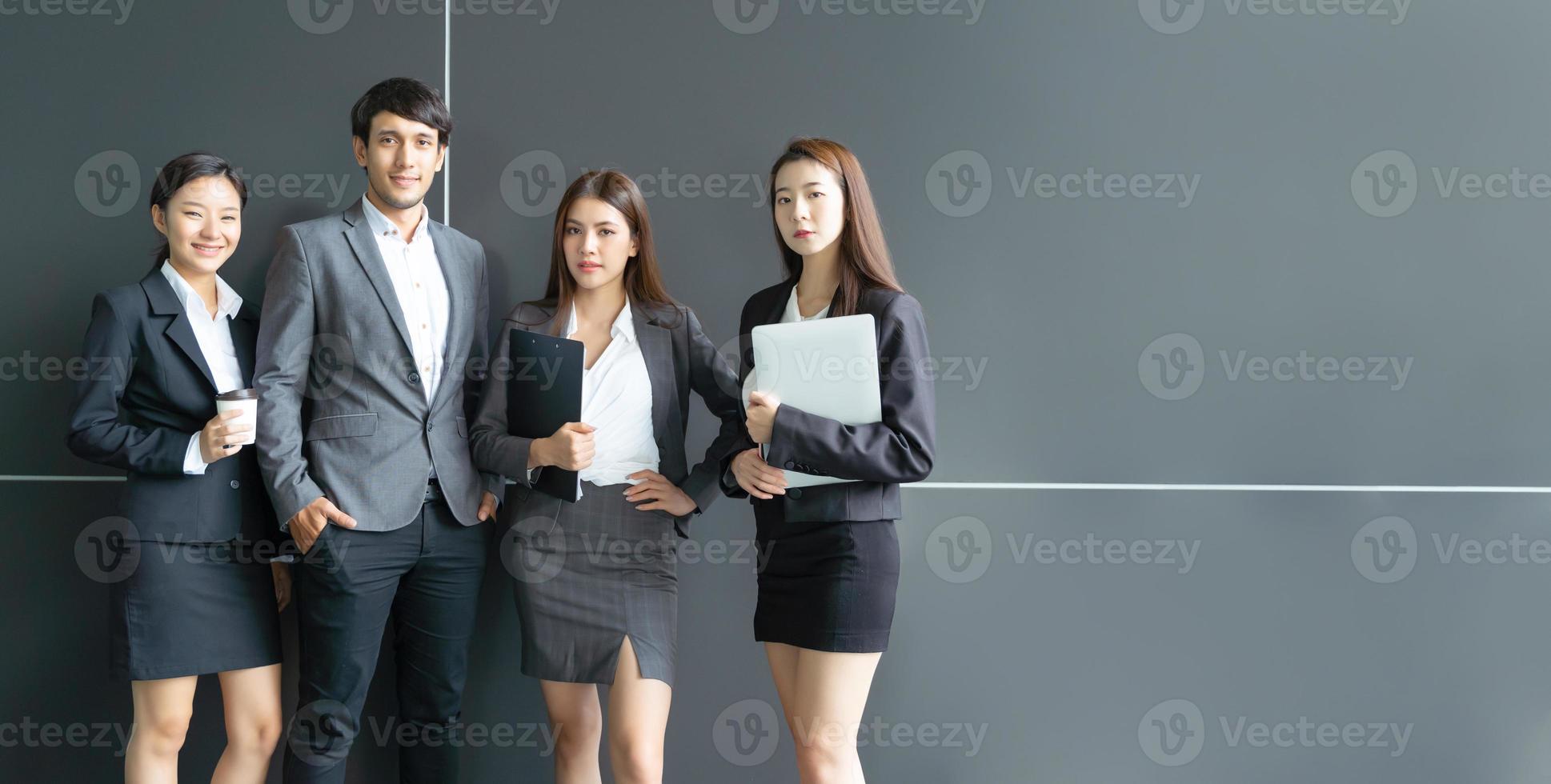 retrato del equipo de negocios creativo asiático. en traje formal frente a la oficina del edificio foto