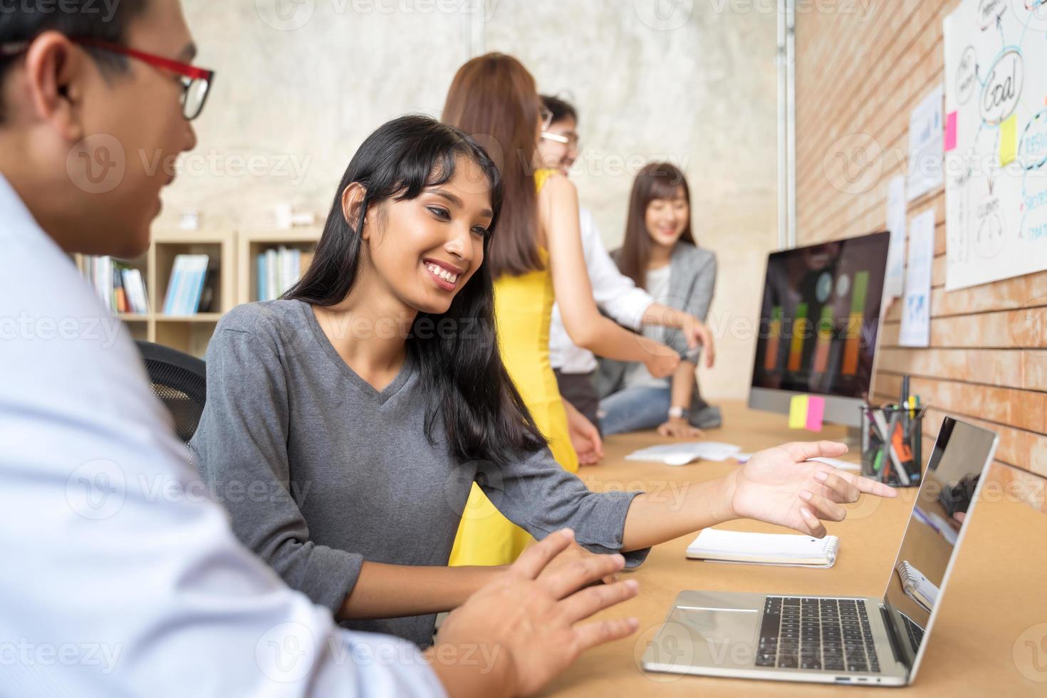 grupo de personas de negocios asiáticos reunión del equipo en el concepto de ideas y planificación de diseño de trabajo de oficina moderna foto