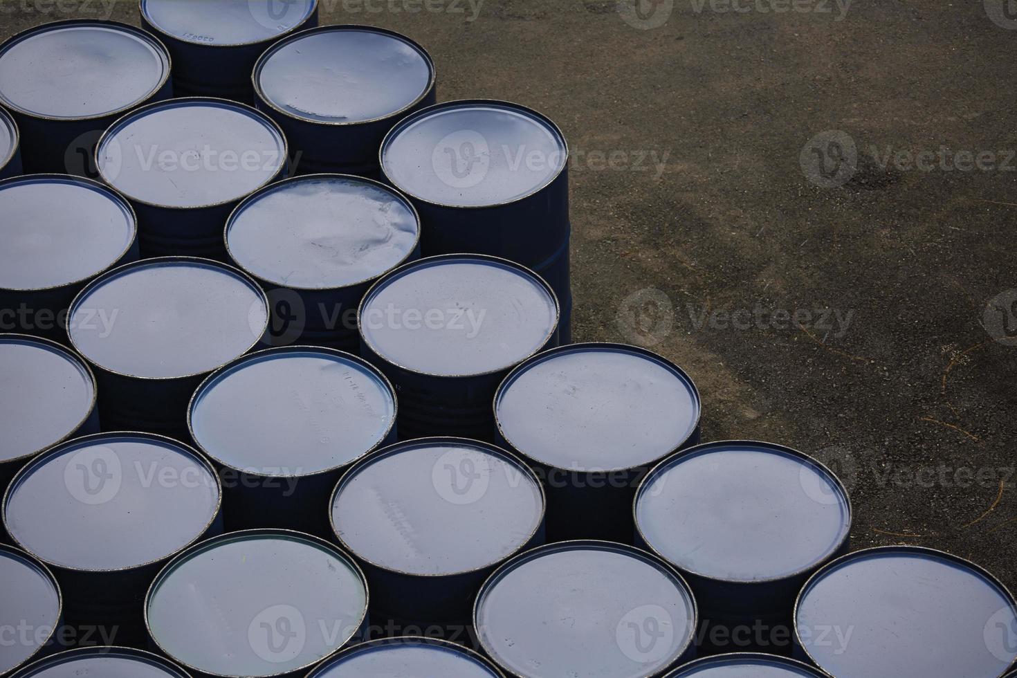 vista superior barriles de petróleo azules o bidones químicos apilados verticalmente. foto