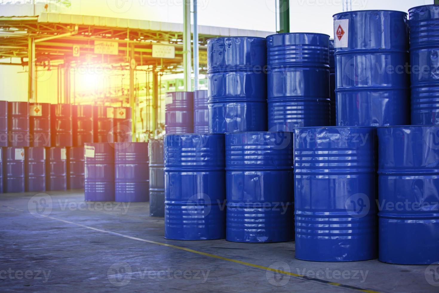 barriles de petróleo azules o bidones químicos verticales foto