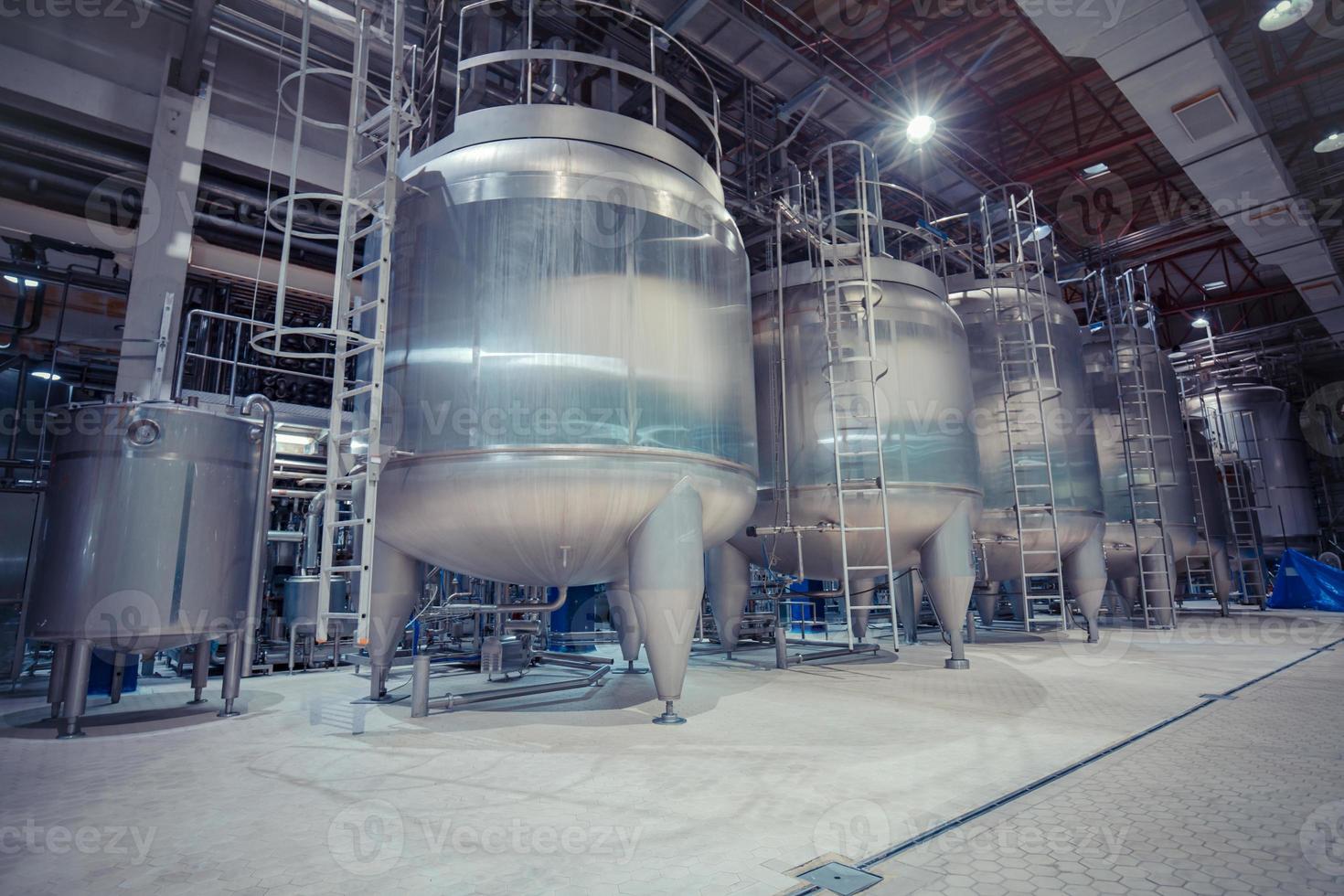 bodega de leche moderna con tanques de acero inoxidable foto