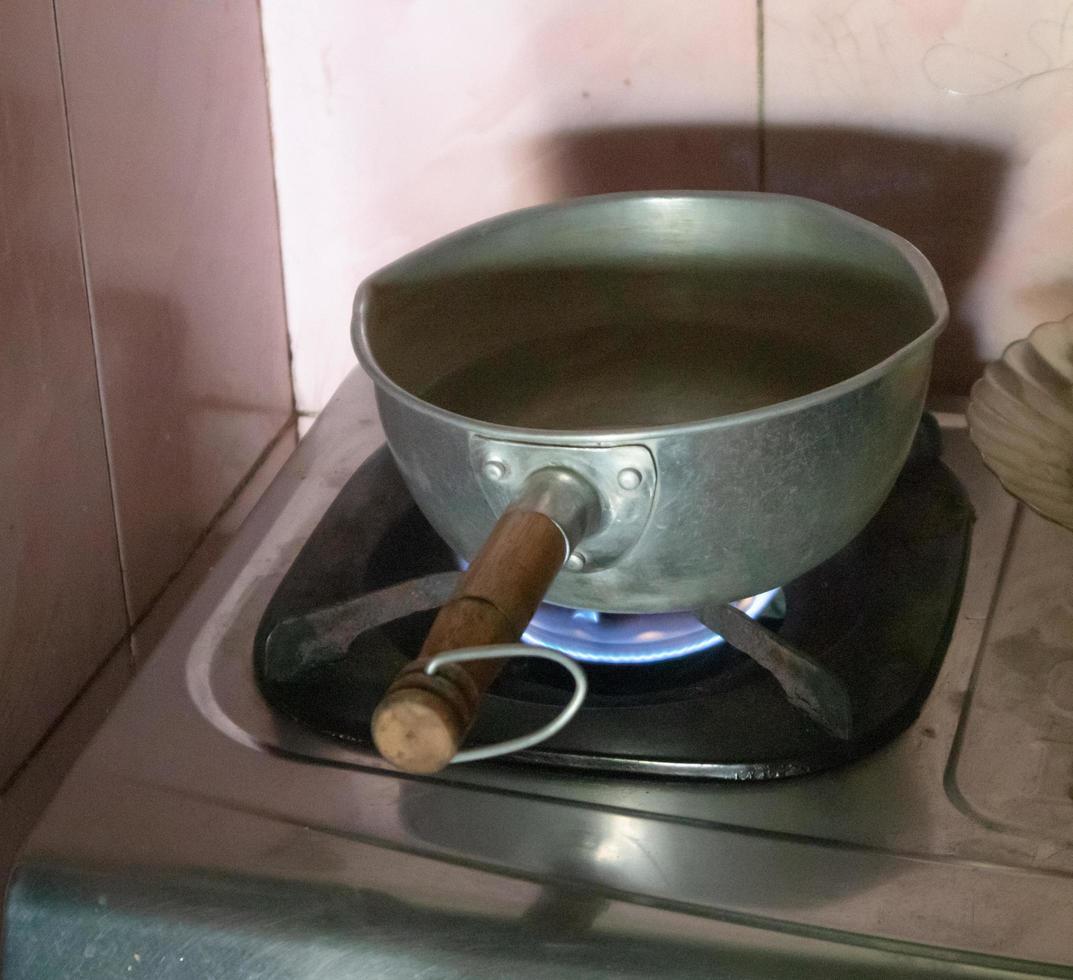 olla de aluminio para agua de cocción foto