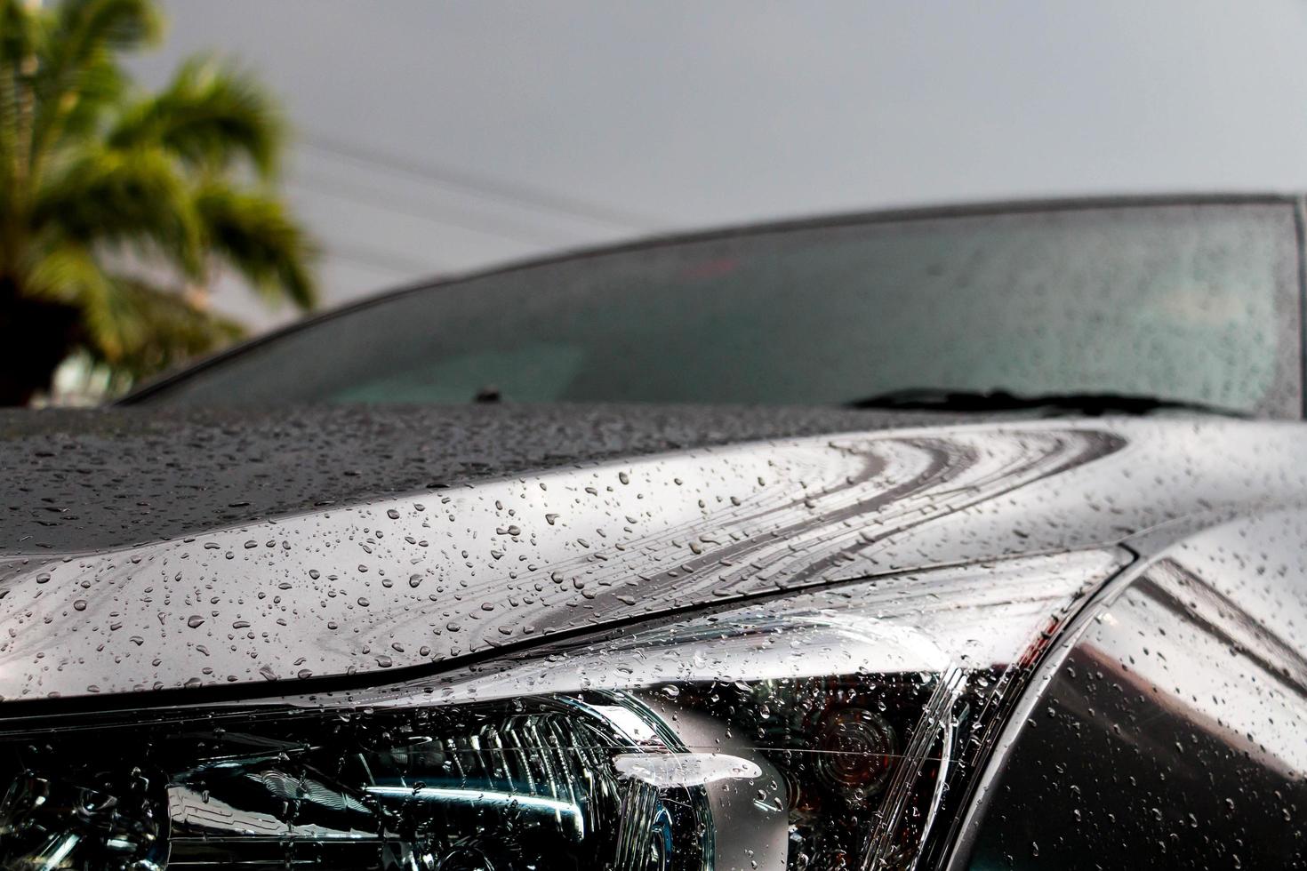 coche mojado bajo el cielo oscuro foto