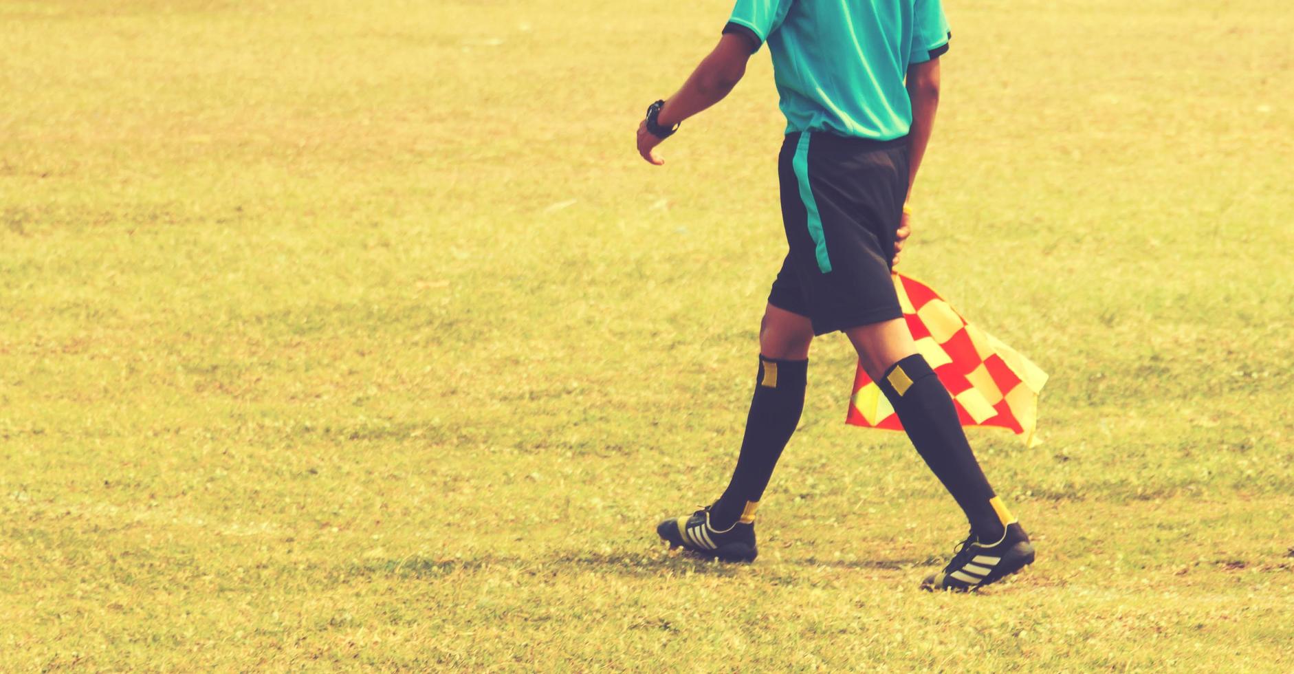 árbitro de fútbol caminando en el campo foto