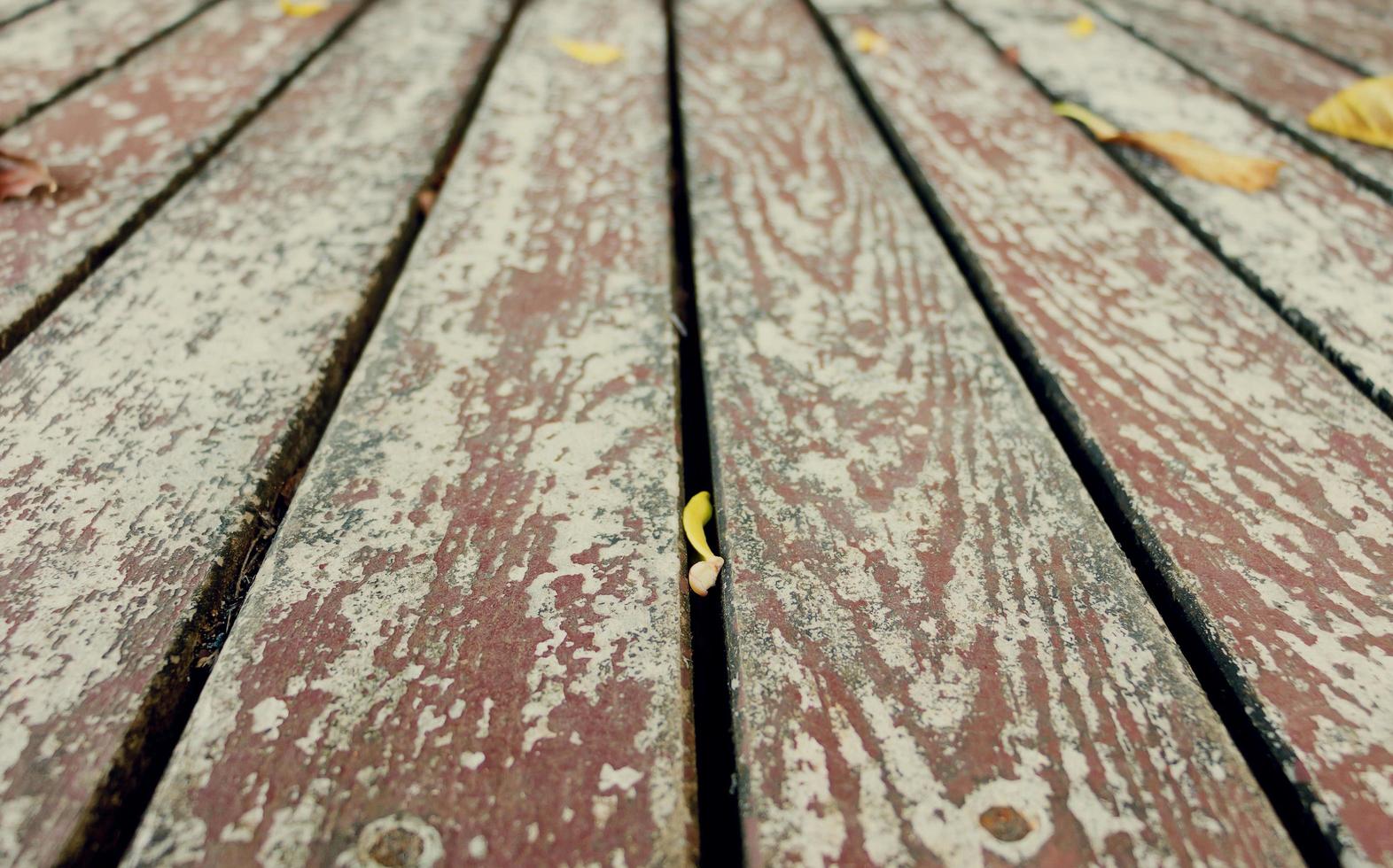 piso de madera vieja foto