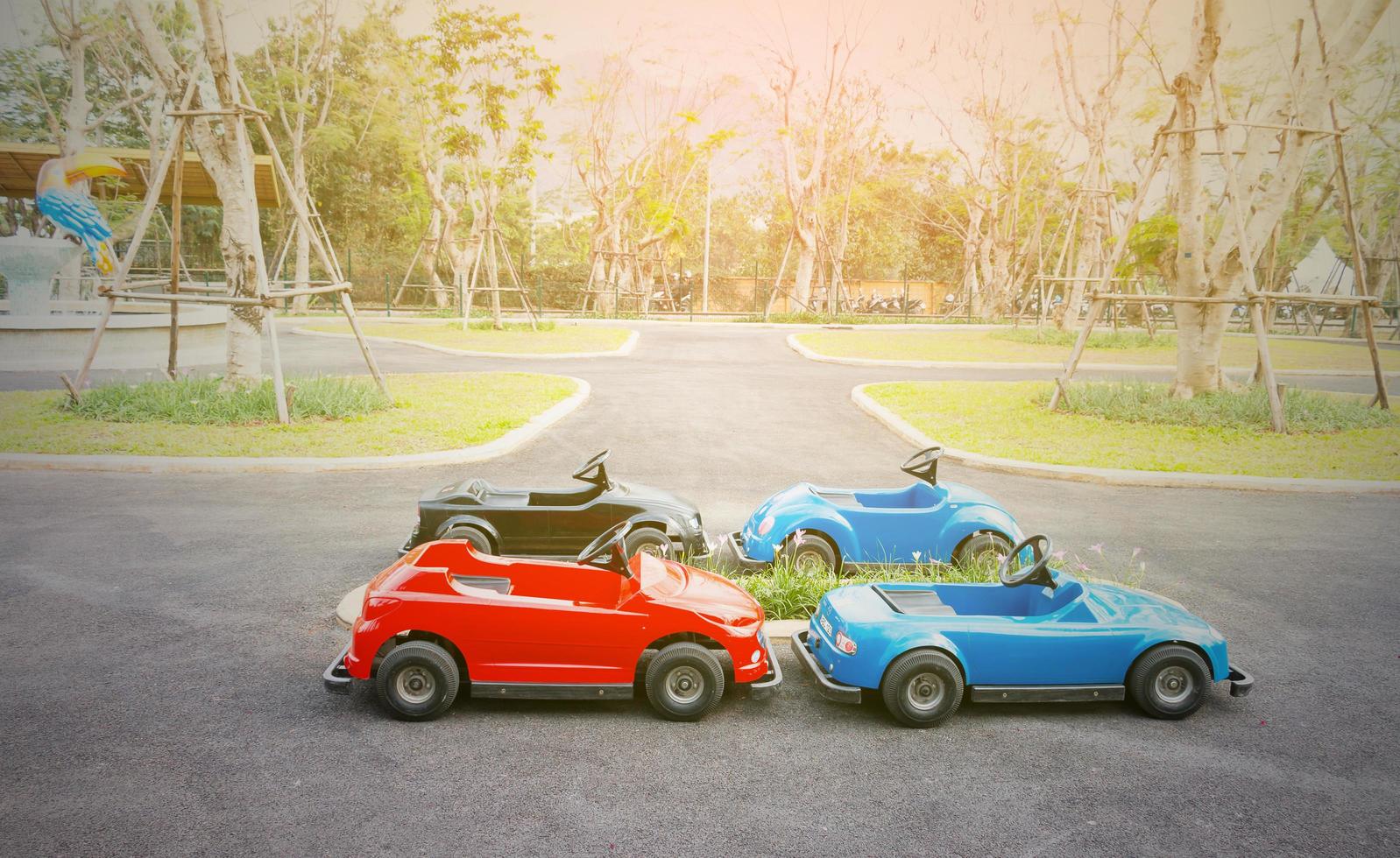 coches de batería en el parque foto