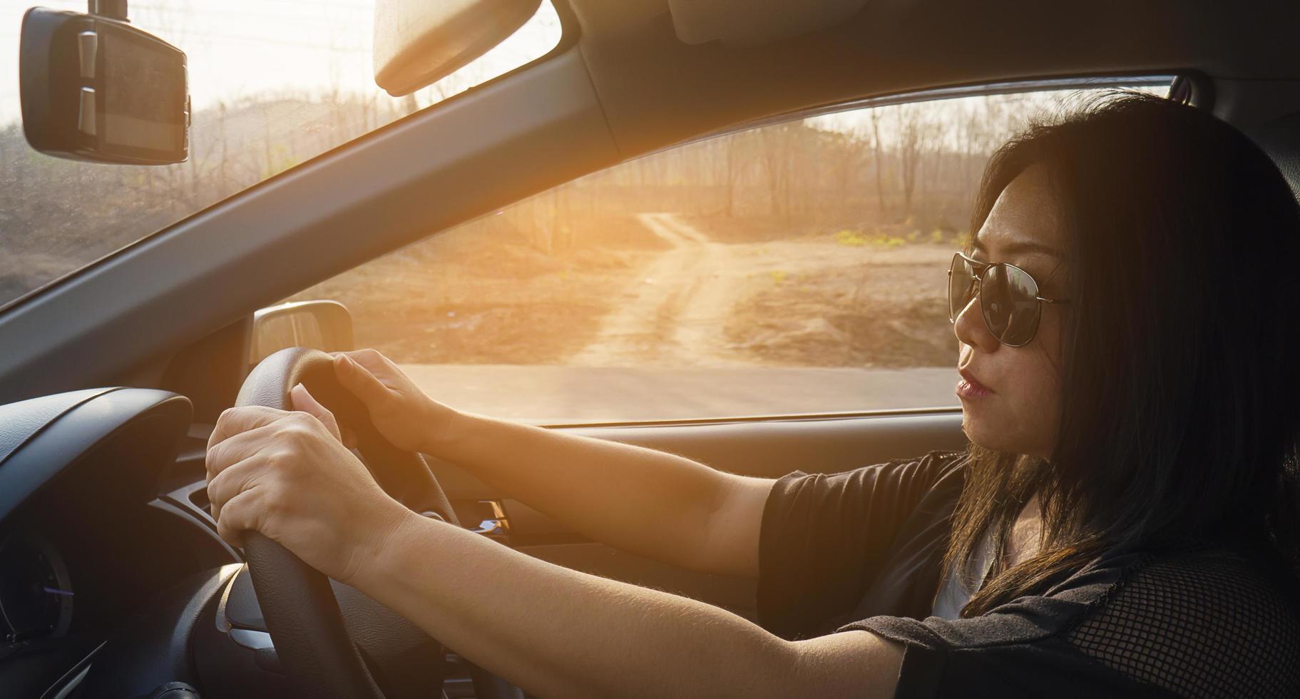 mujer manejando auto usando dos manos foto