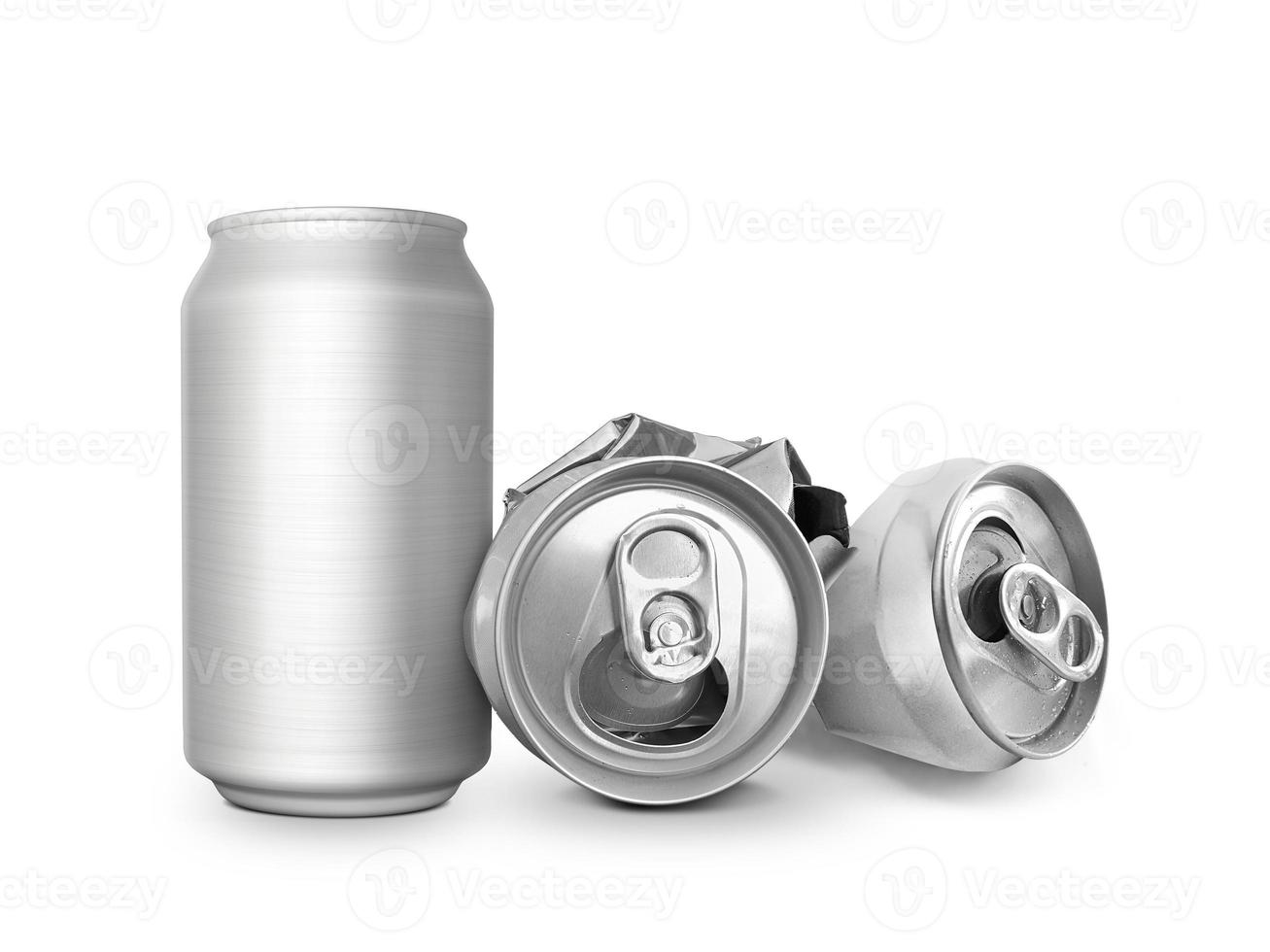 gaseosas en blanco vacías arrugadas y basura de latas de cerveza, latas de chatarra trituradas pueden reciclarse aisladas en fondo blanco foto