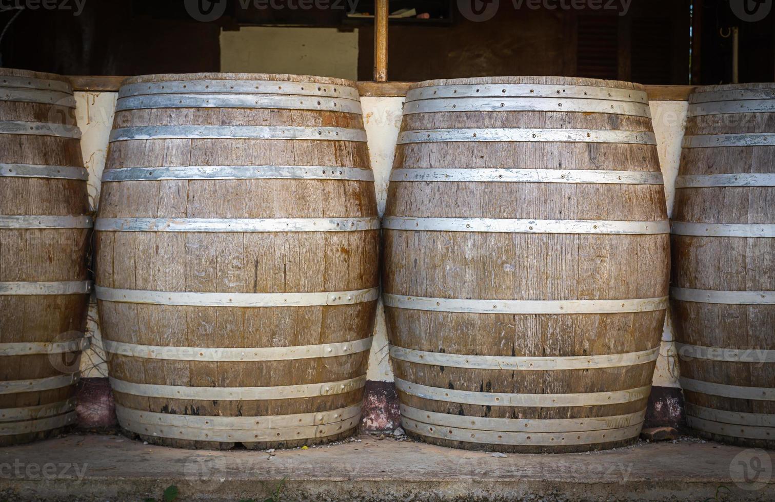 barriles de vino en la bodega de la bodega foto